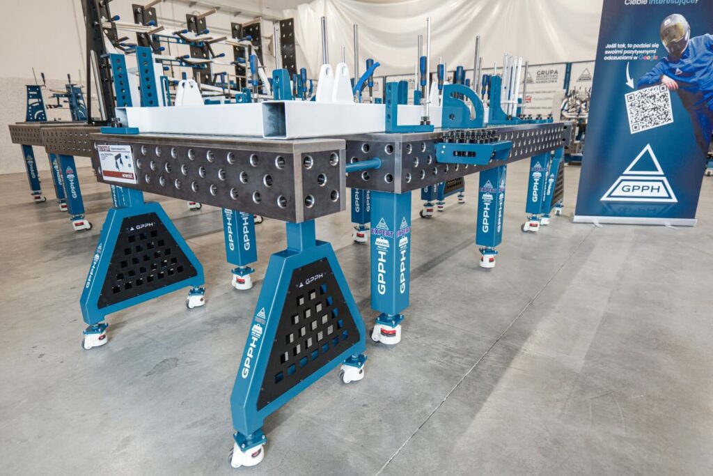 Stół spawalniczy EXPERT z podporami spawalniczymi TRESTLE