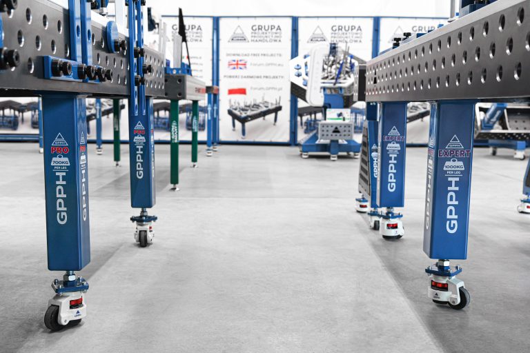 Zbliżenie na stoły z serii PRO i EXPERT