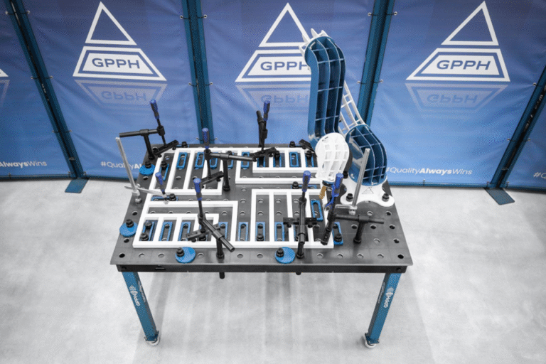 Stół BASIC, na którym zamocowano konstrukcję do spawania za pomocą narzędzi GPPH